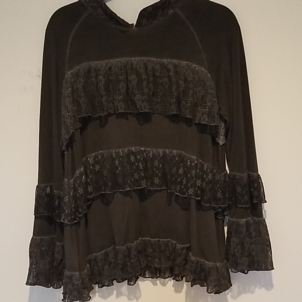 Blouse (S) tiered ruffles and lace